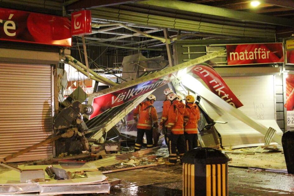 En hjullastare användes för att forcera entrén till Ica Kvantum. Foto: Christer Grändevik