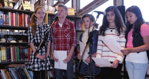 Elever från Kulturskolan underhöll med vacker sång på Barnbokens dag.