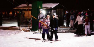 Idel glada miner i skidliften.