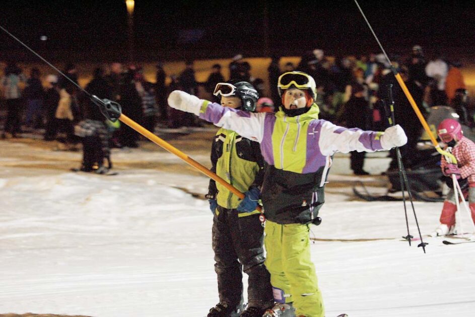 Trots en kall väntan på att få ta liften upp var det ingen som gnällde, ty liftkorten var ju gratis.