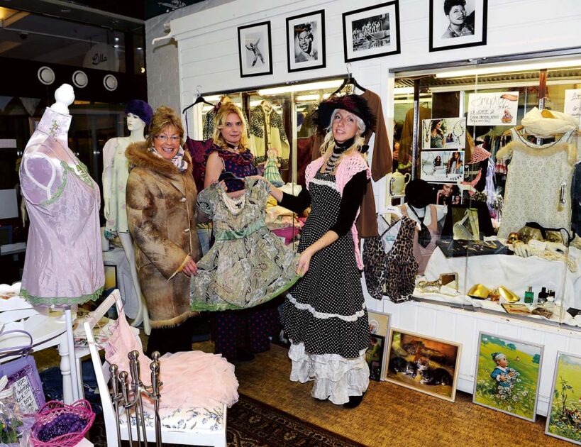 Living life Vintage. Mingelkväll i den tämligen nya second hand- och inredningsbutiken i Bohus centrum. Mira Arvedal tittade in till föreståndarna Terese Blomqvist och Sofia Andersson. Foto: Allan Karlsson