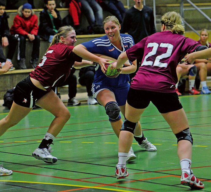 På med blåstället. Nödinge SK måste visa bättre vilja och inställning om laget ska kunna bryta förlusttrenden i division två. Sara Andréasson gjorde tre mål borta mot Torslanda HK, men det räckte föga.