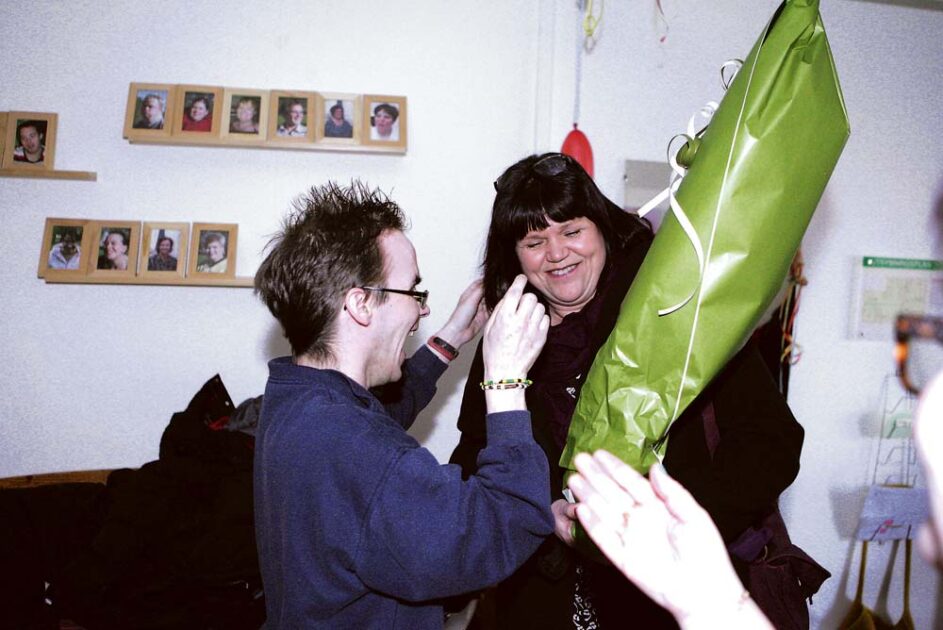 Sirpa Niemi, verksamhetschef på funktionshinderenheten i Ale kommun, välkomnades till Sinnescentrum & Macken av Torbjörn.