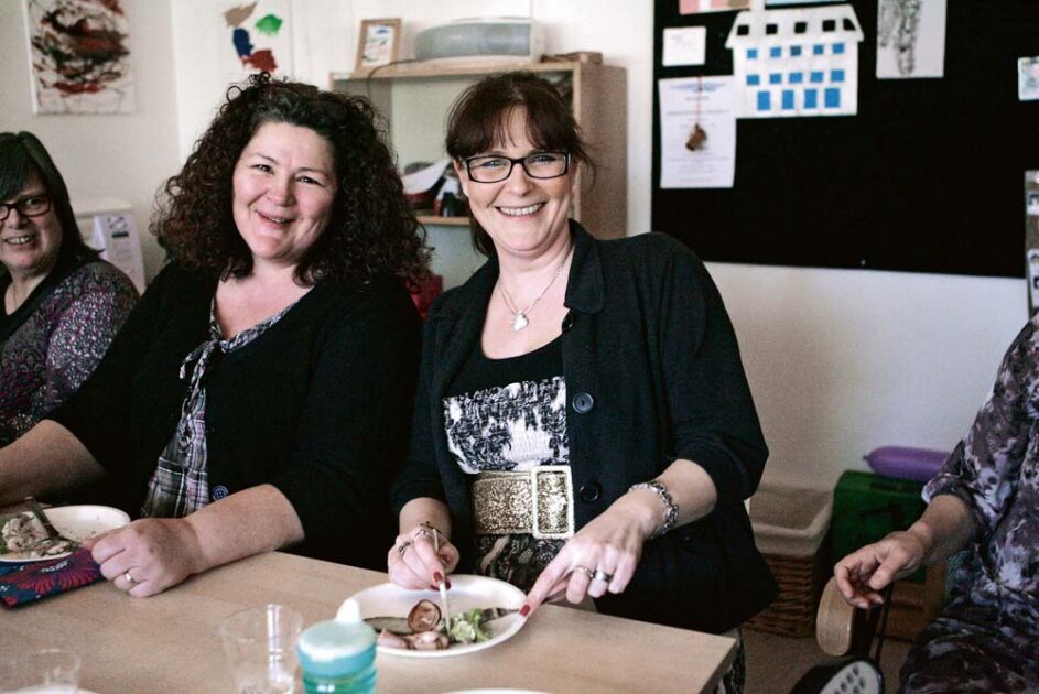 Enhetschef Anette Olsson tillsammans med aktiveringspedagog Petra Ahlqvist.