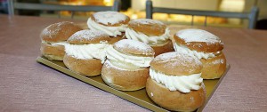 Både små och stora semlor läskar kunderna på Bedas Café.