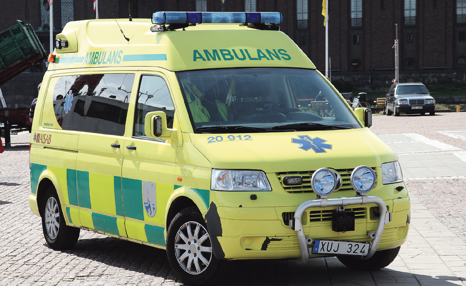 Kvinna förd till sjukhus efter arbetsplatsolycka