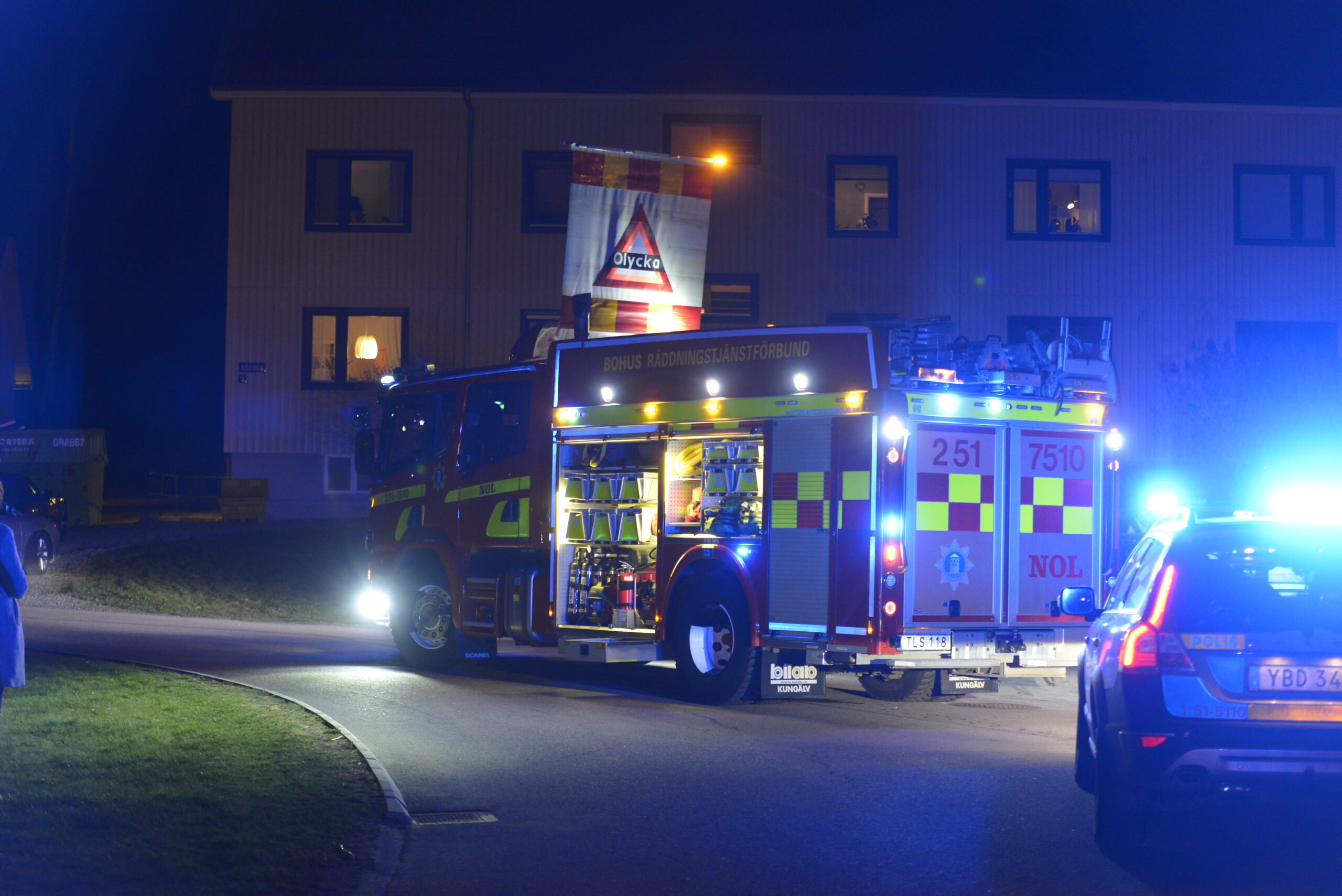 Körde in i flera stillastående bilar – omhändertogs av polis