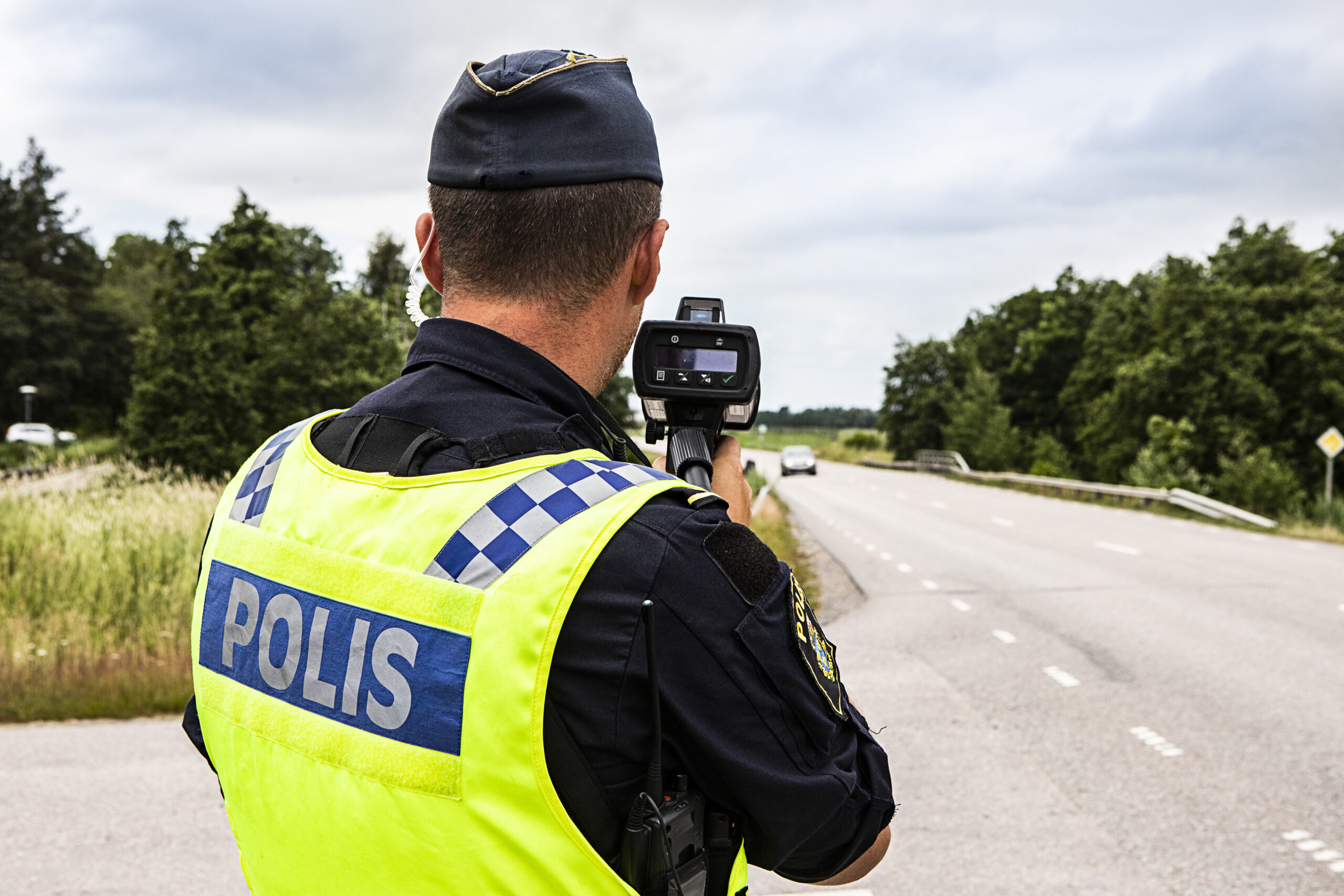 Varannan bil kör för fort utanför skolorna
