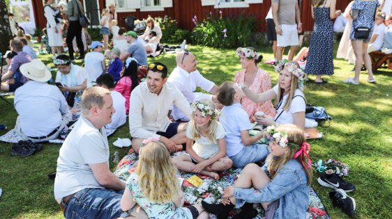 v2625 Midsommar familjen Prästalund