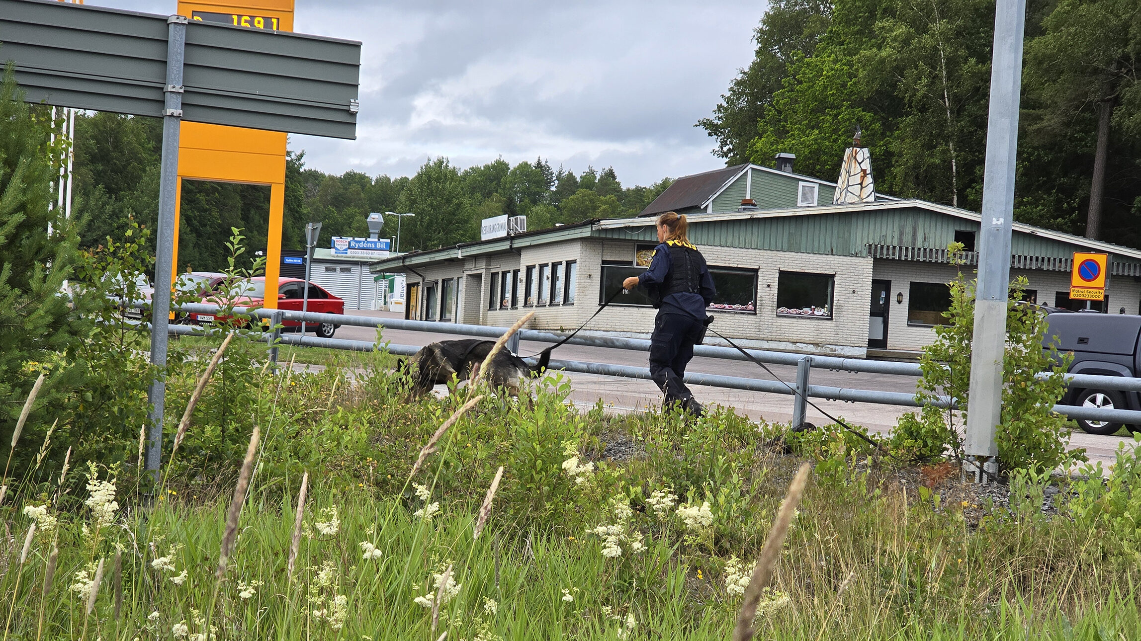 Polisen sökte med hund efter singelolycka
