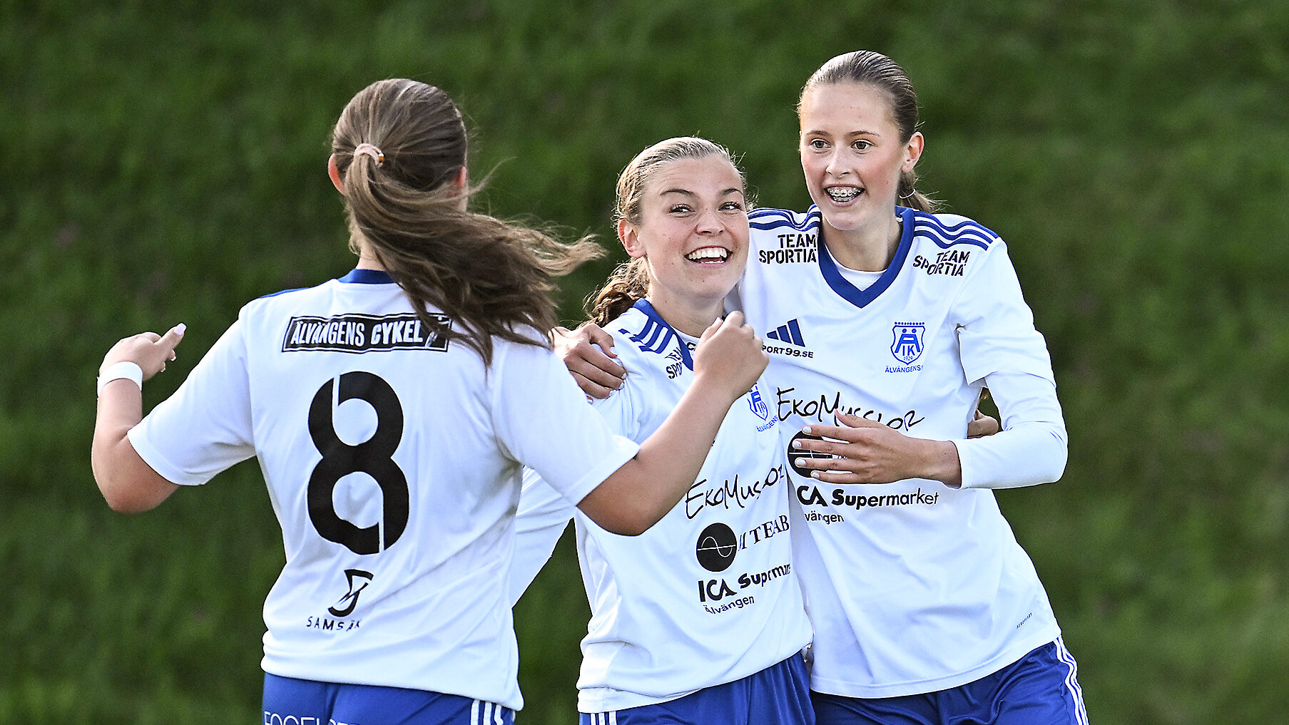 Damfotbollen levererar i Ale