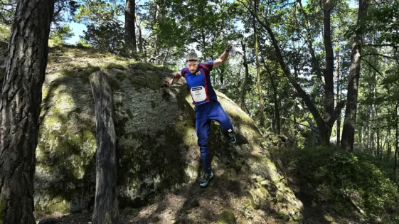 Löpare nedför berg