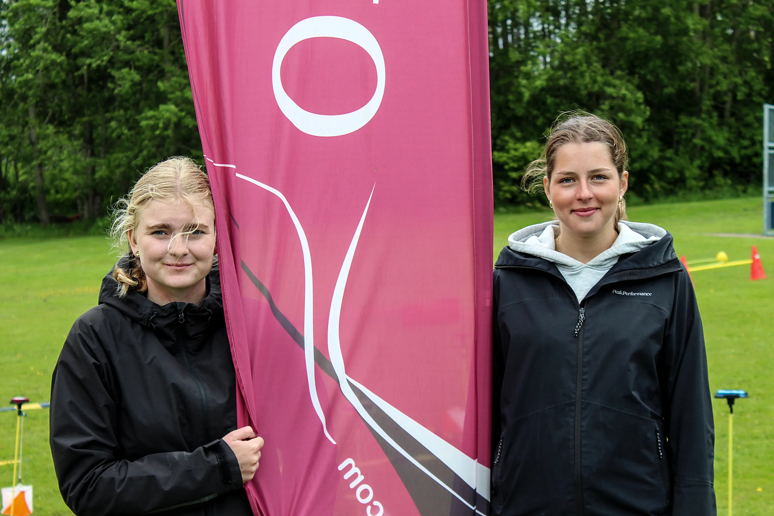 Nu laddar Moa och Ebba upp för O-ringen