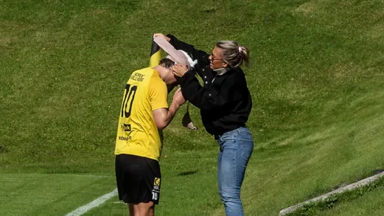 Kaptenen bandageras