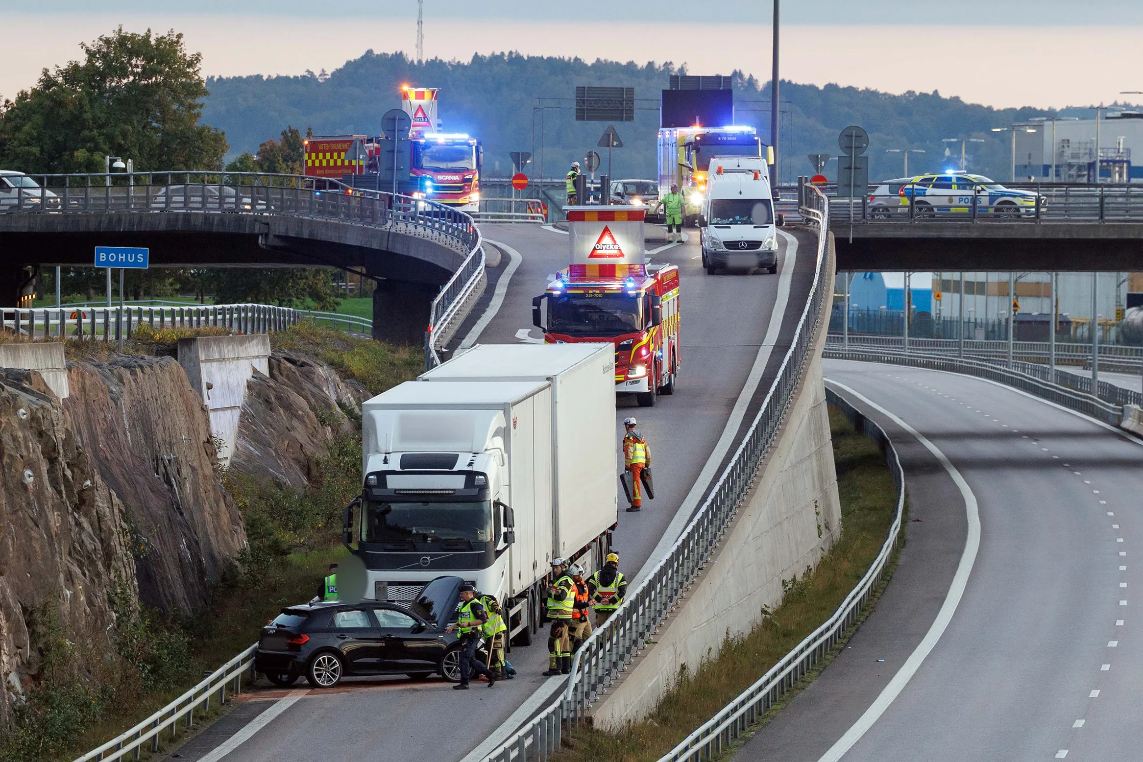 Lastbil och personbil kolliderade på brorampen