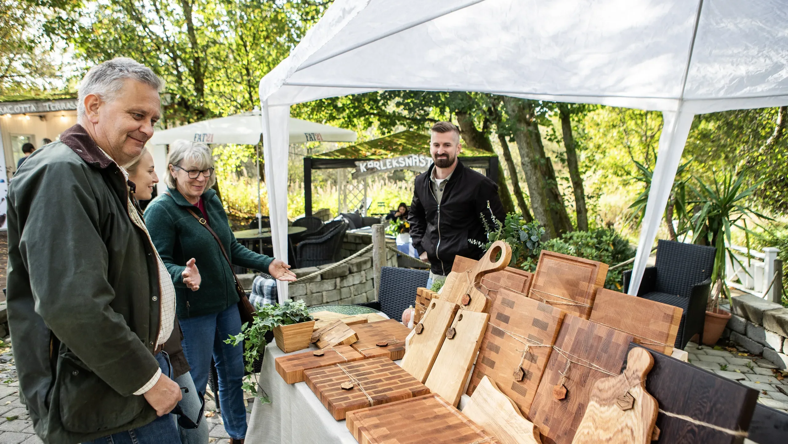 Solig höstmarknad i Skepplanda