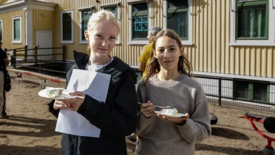 v4026 Ahlafors Fria skola Iris & Emilia copy